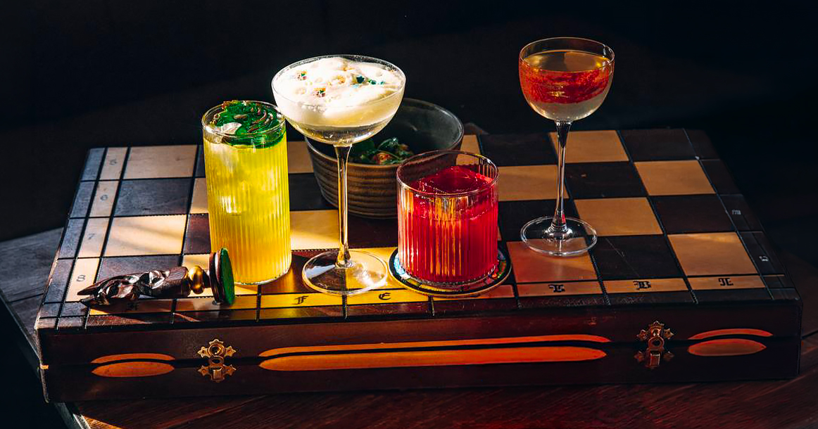 Сезонные коктейли в «Петрове и Васечке» призваны скрасить жизнь оставшимся в городе на майских