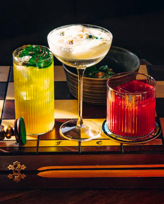 Сезонные коктейли в «Петрове и Васечке» призваны скрасить жизнь оставшимся в городе на майских