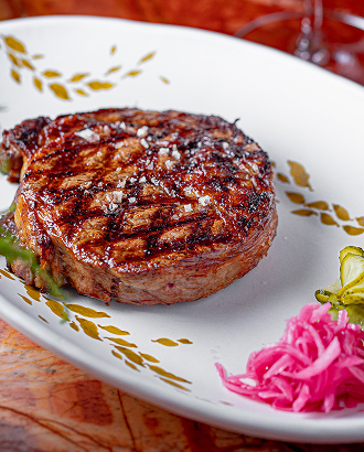 В ресторане Phantom в дневные часы предлагают стейки по себестоимости