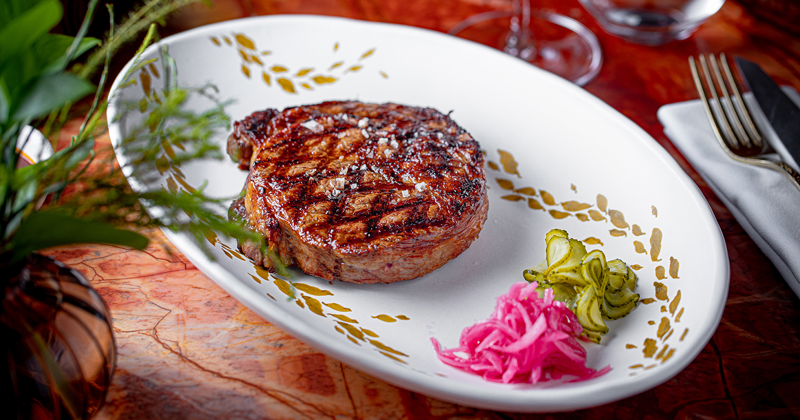 В ресторане Phantom в дневные часы предлагают стейки по себестоимости