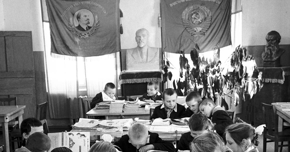 Ленинские комнаты и «Совинтерн»: в Москву пытаются вернуть СССР