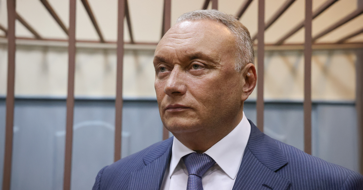 Экс-сенатора Савельева приговорили к 10 годам колонии по делу о подготовке заказного убийства