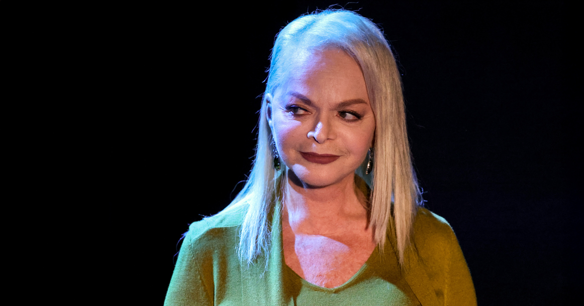 Долина сыграла в спектакле, где ее героиня смеется над изгнанной из квартиры пенсионеркой