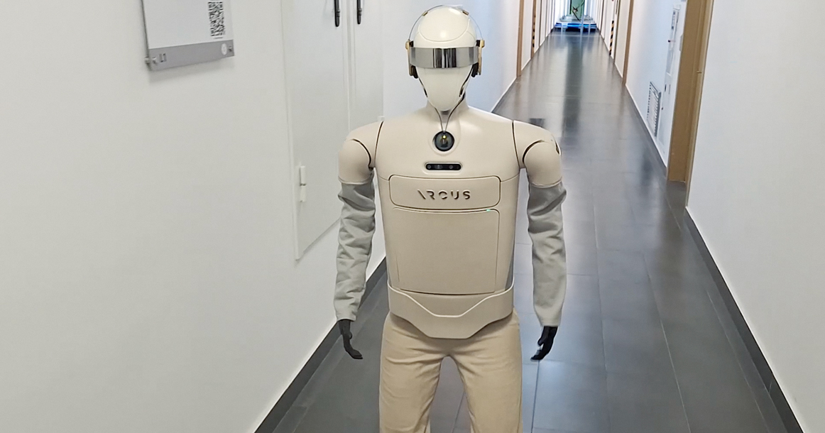 Испытания первого человекоподобного робота-курьера на улицах Москвы пройдут уже в этом году