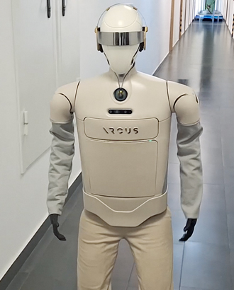 Испытания первого человекоподобного робота-курьера на улицах Москвы пройдут уже в этом году