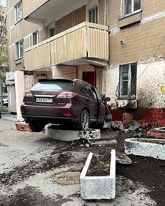 Lexus врезался в дом на Большой Грузинской