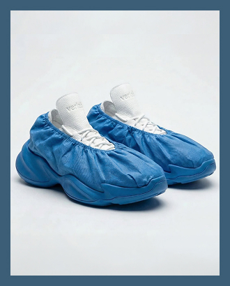 Московские дизайнеры придумали кроссовки — для тех, кто постоянно забывает снять бахилы