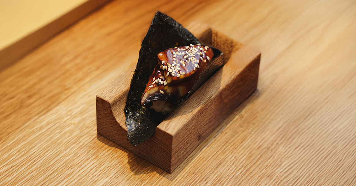 У Bus hand roll bar на Патриарших мальчишеский характер и вкусный ролл с угрем и фуа-гра