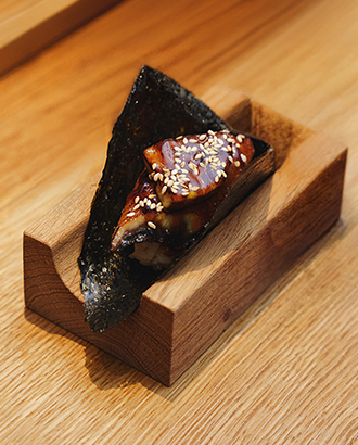 У Bus hand roll bar на Патриарших мальчишеский характер и вкусный ролл с угрем и фуа-гра