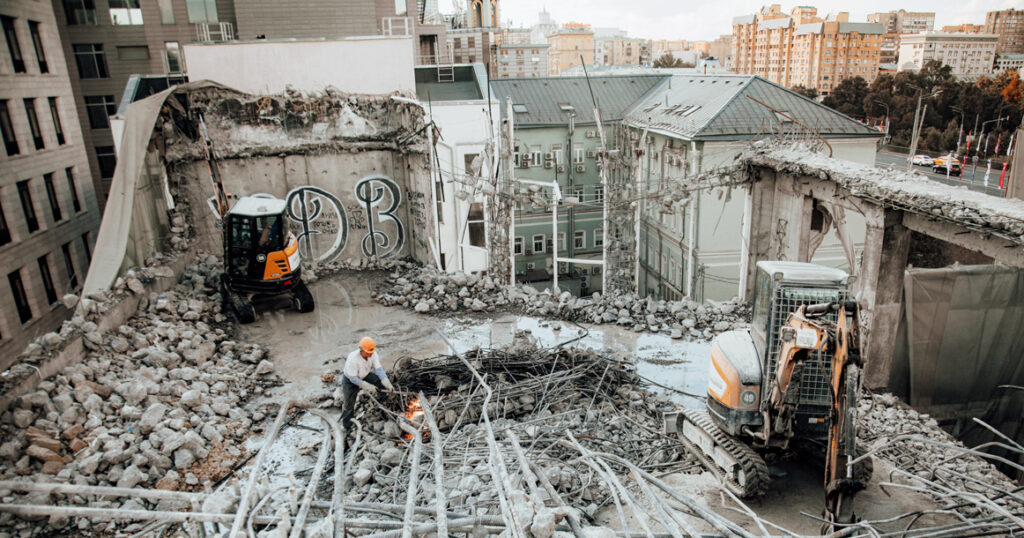 На Цветном бульваре снесли центр Элины Быстрицкой, который стоял заброшенным 20 лет