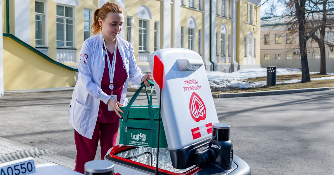 В Первой Градской начали использовать роботов-доставщиков лекарств и анализов между корпусами