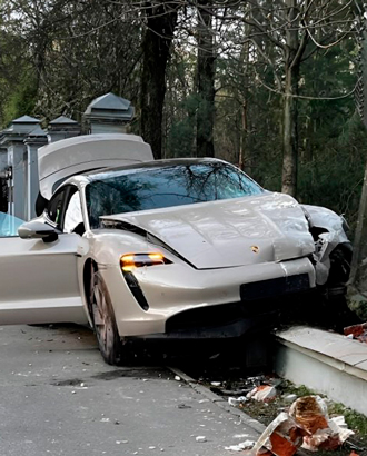 Porsche снес забор бывшей дачи Берии в Сокольниках