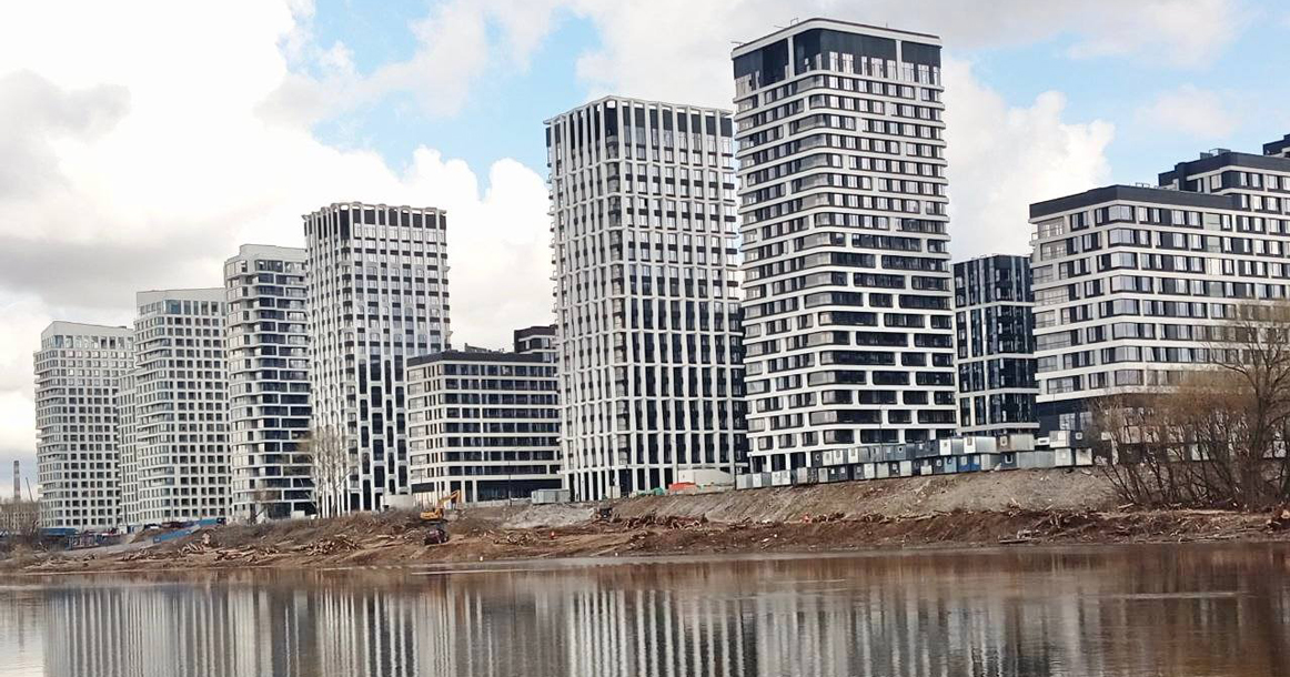 В Мневниках вырубили целую набережную деревьев для строительства моста. Местные возмущены