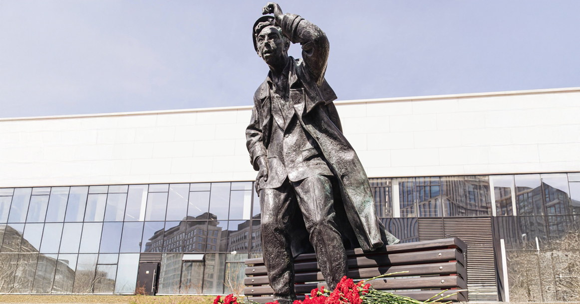 У стадиона «Динамо» установили памятник Никулину в образе болельщика