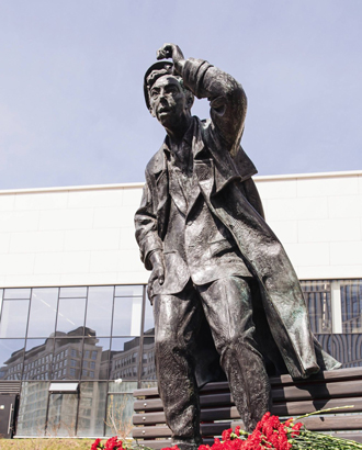 У стадиона «Динамо» установили памятник Никулину в образе болельщика