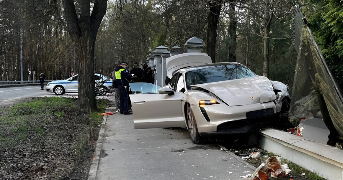 Porsche снес забор бывшей дачи Берии в Сокольниках