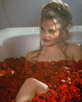 Завалившим ЖК в Раменках розами оказался 24-летний краснодарец, ухаживающий за 16-летней москвичкой