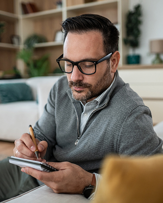 Москвичи тратят, в регионах откладывают: как россияне распоряжаются бонусами и премиями