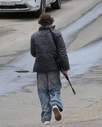 В Теплом Стане по улице ходит парень с винтовкой