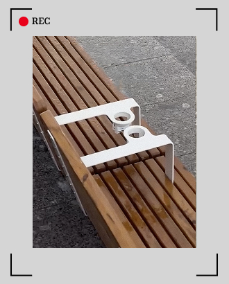 Молодежь оценила новые лавки в парке Горького с «зумерскими» подставками для стаканов