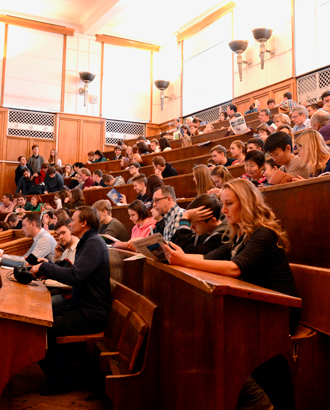 Путин подписал закон о квотах на поступление в вузы вдовам участников СВО