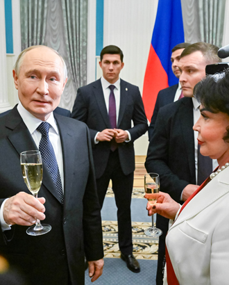 Путин в Кремле вручил госнаграды Надежде Бабкиной и Юрию Антонову
