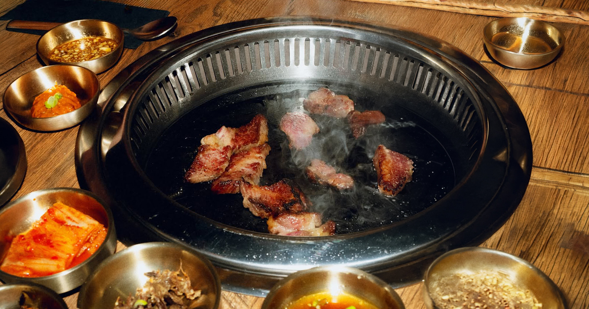 За готовкой говяжьих ребер в K-BBQ на Патриарших можно провести целый чудесный вечер