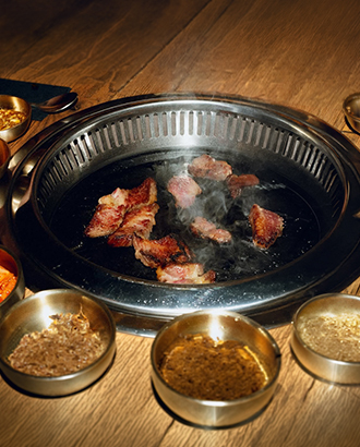 За готовкой говяжьих ребер в K-BBQ на Патриарших можно провести целый чудесный вечер