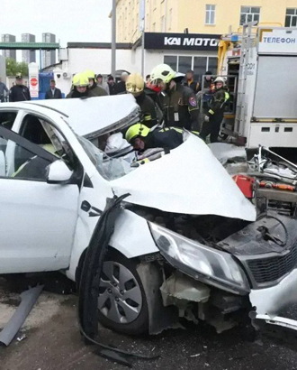 Один человек пострадал в аварии с автобусом в Огородном: его достали из заблокированной машины