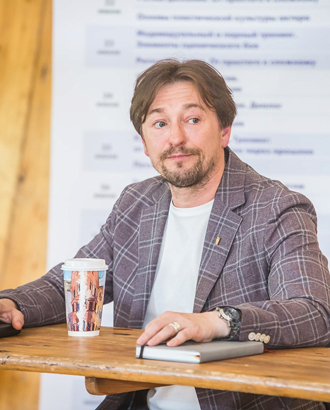 «Выросли в тепличных условиях»: вслед за Богомоловым Безруков обрушился на молодых актеров