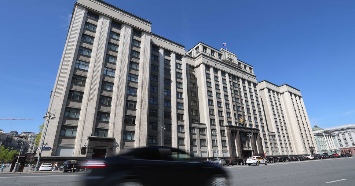 Госдума приняла закон об аресте имущества релокантов