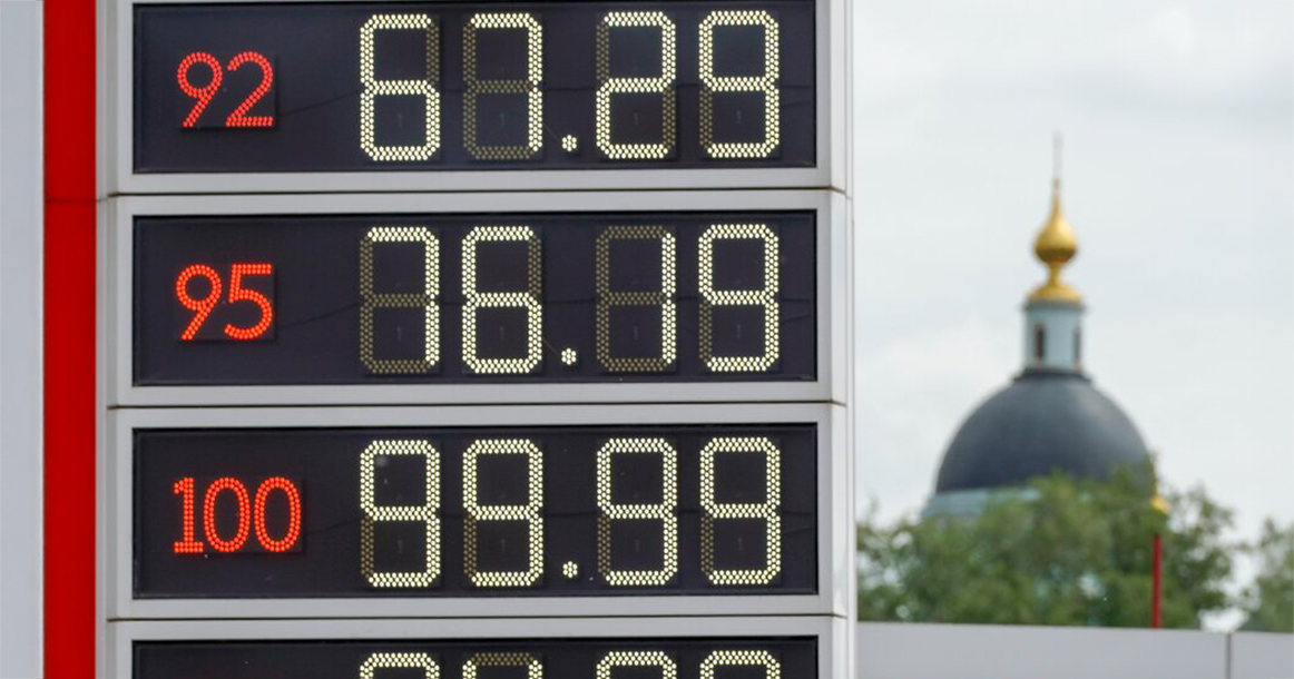 АЗС берут психологический рубеж: впервые замечен бензин уже по 100 рублей за литр