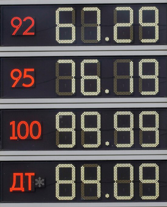 АЗС берут психологический рубеж: впервые замечен бензин уже по 100 рублей за литр