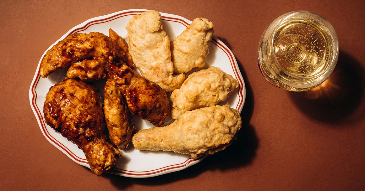 В Cheers&Chicken шампанское буржуазно-богемно закусывают куриными крыльями и капустой