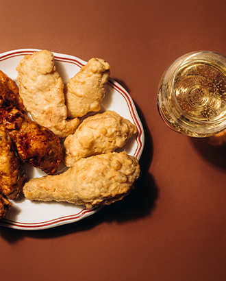 В Cheers&Chicken шампанское буржуазно-богемно закусывают куриными крыльями и капустой