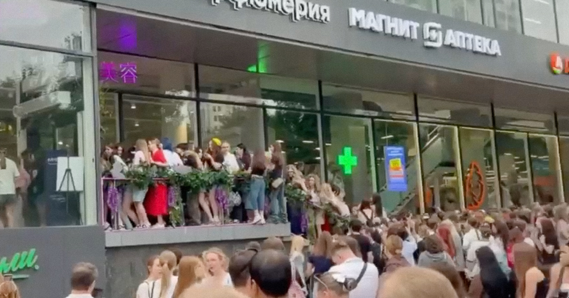 Красота — страшная сила. На Новом Арбате раздача бесплатной косметики привела к давке