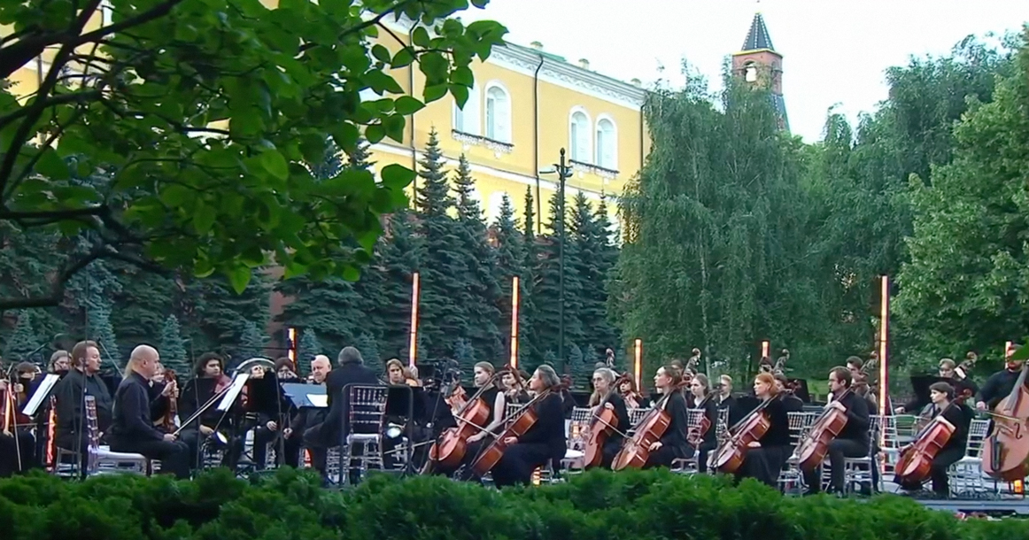 Посмотрите, как Башмет дирижировал сегодня в 4 утра оркестром к 85-летию начала войны
