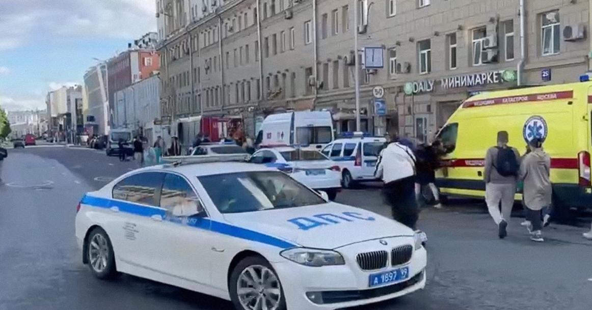 У здания на Цветном нашли две гранаты, на место приехали саперы