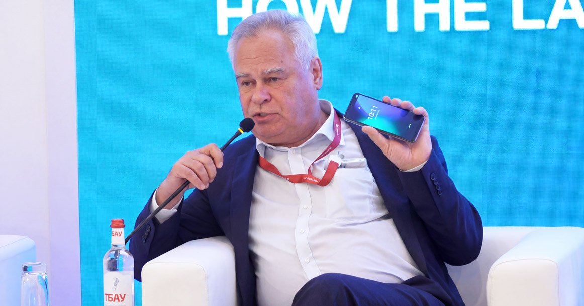 Касперский показал первый смартфон на полностью российской ОС