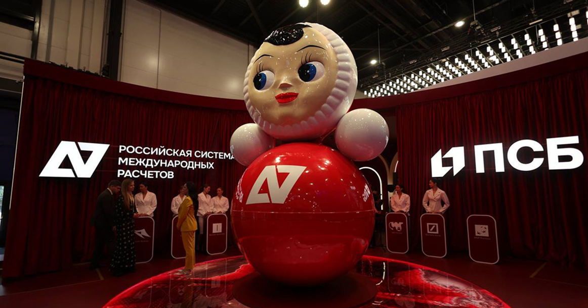 Компания А7 открыла на ПМЭФ стенд с гигантской неваляшкой