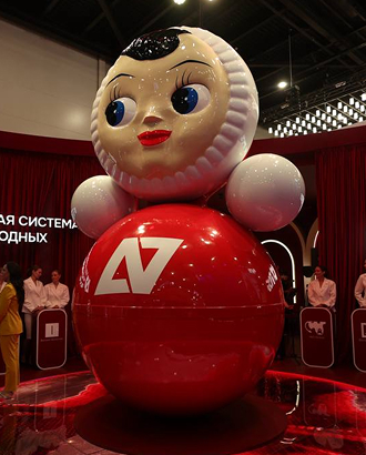 Компания А7 открыла на ПМЭФ стенд с гигантской неваляшкой