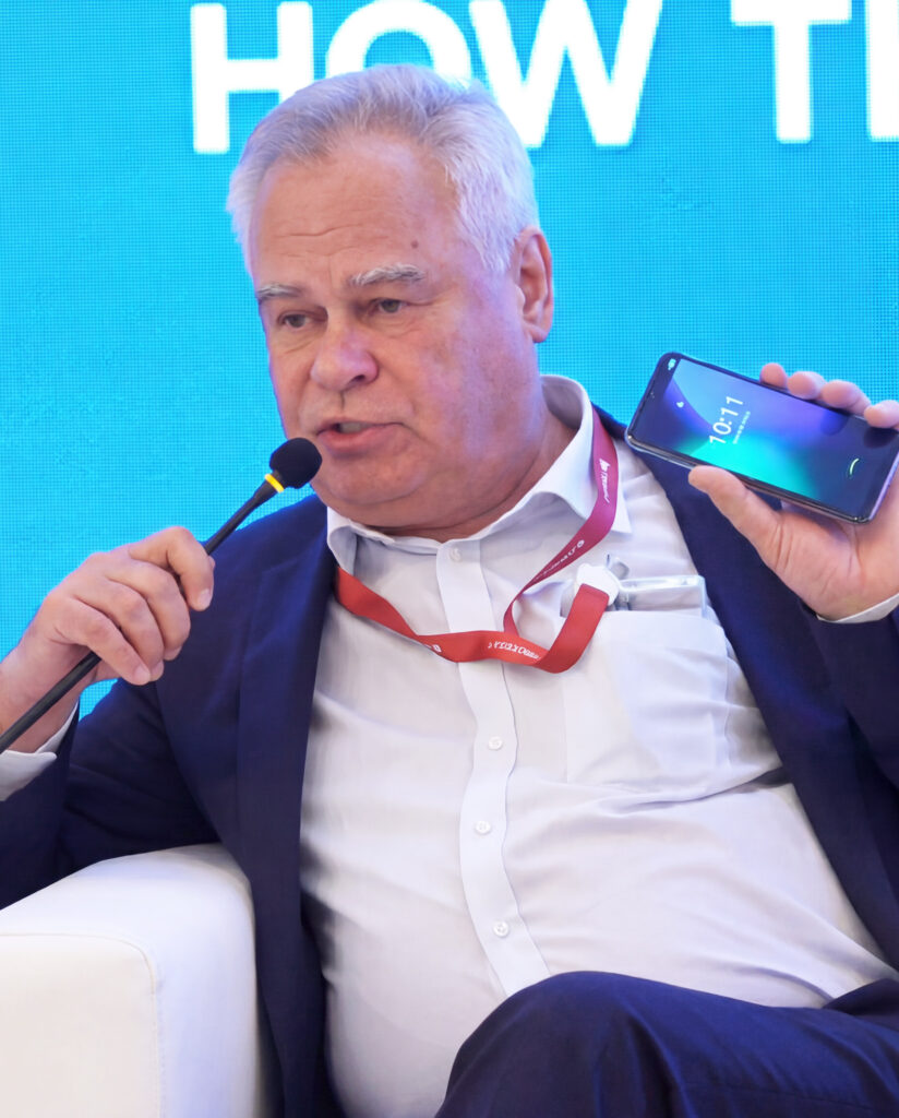 Касперский показал первый смартфон на полностью российской ОС