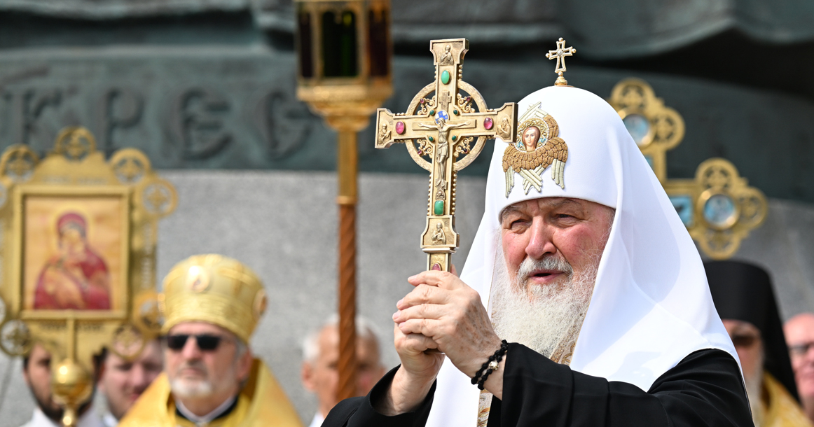 У памятника князю Владимиру идет крестный ход с патриархом Кириллом в честь Дня Крещения Руси