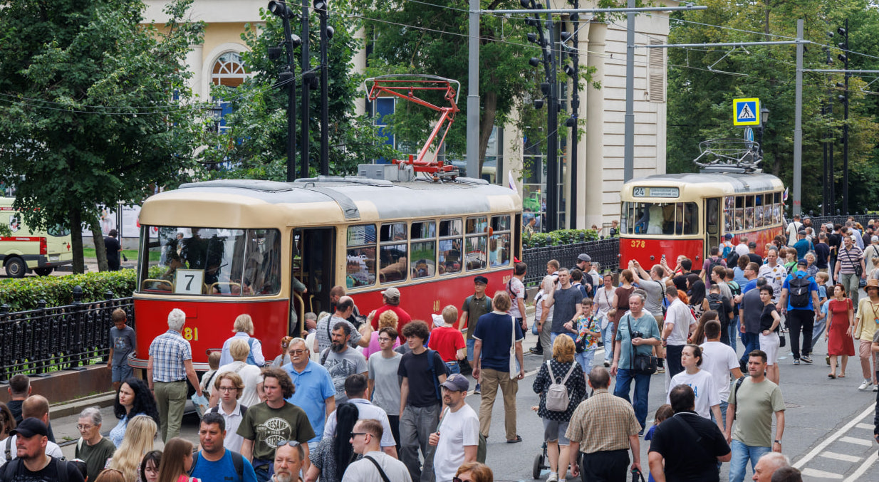 Парад и выставку ретротранспорта посетило более 180 тыс. человек