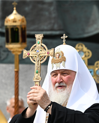 У памятника князю Владимиру идет крестный ход с патриархом Кириллом в честь Дня Крещения Руси