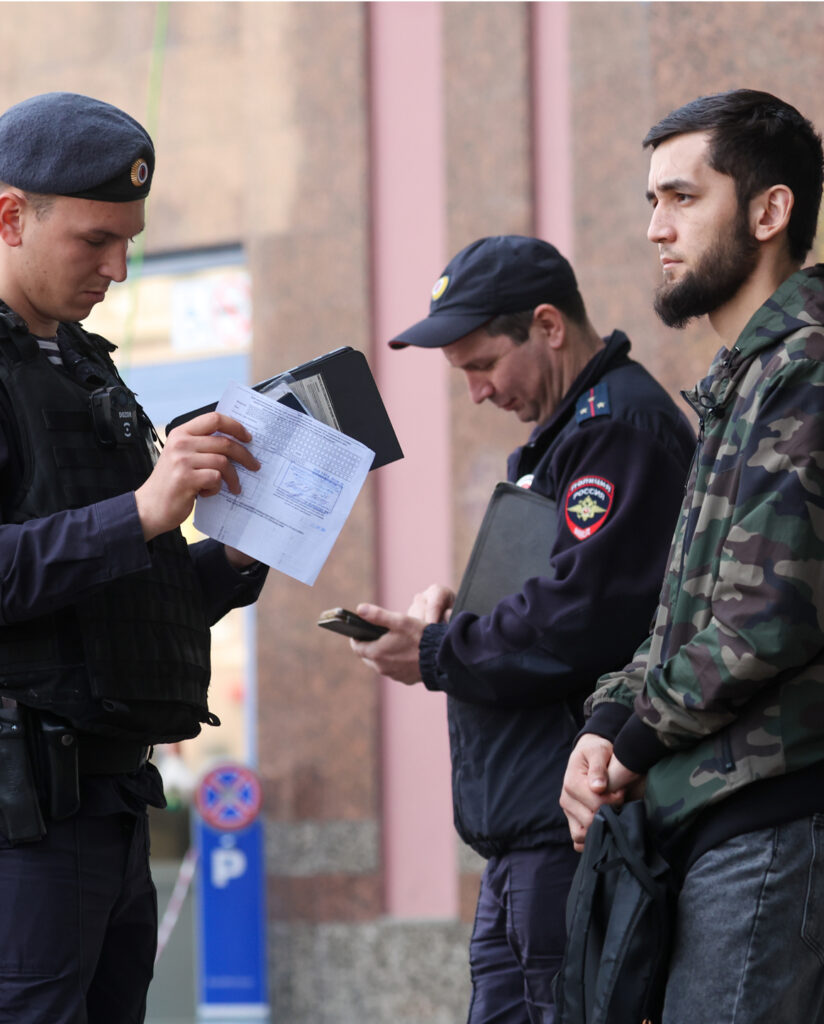 Госдума приняла закон о выдворении мигрантов за дискриминацию и неповиновение
