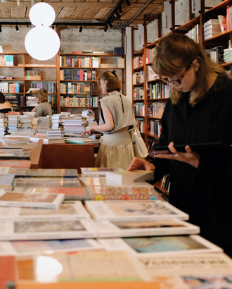 Не просто книжный: за чем идти в магазин «Озеро», открывшийся на Хитровке в жилых палатах XVII века