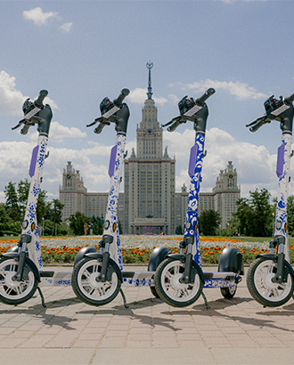 В Москве появились «гжельские» самокаты