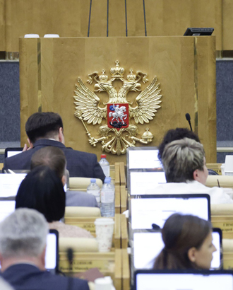Госдума ограничит права релокантов, скрывающихся от наказания за границей. Что это значит