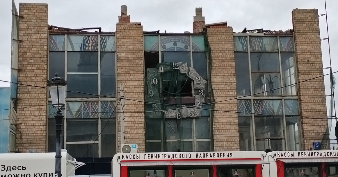 На Ленинградском вокзале сносят советский кассовый вестибюль с часами